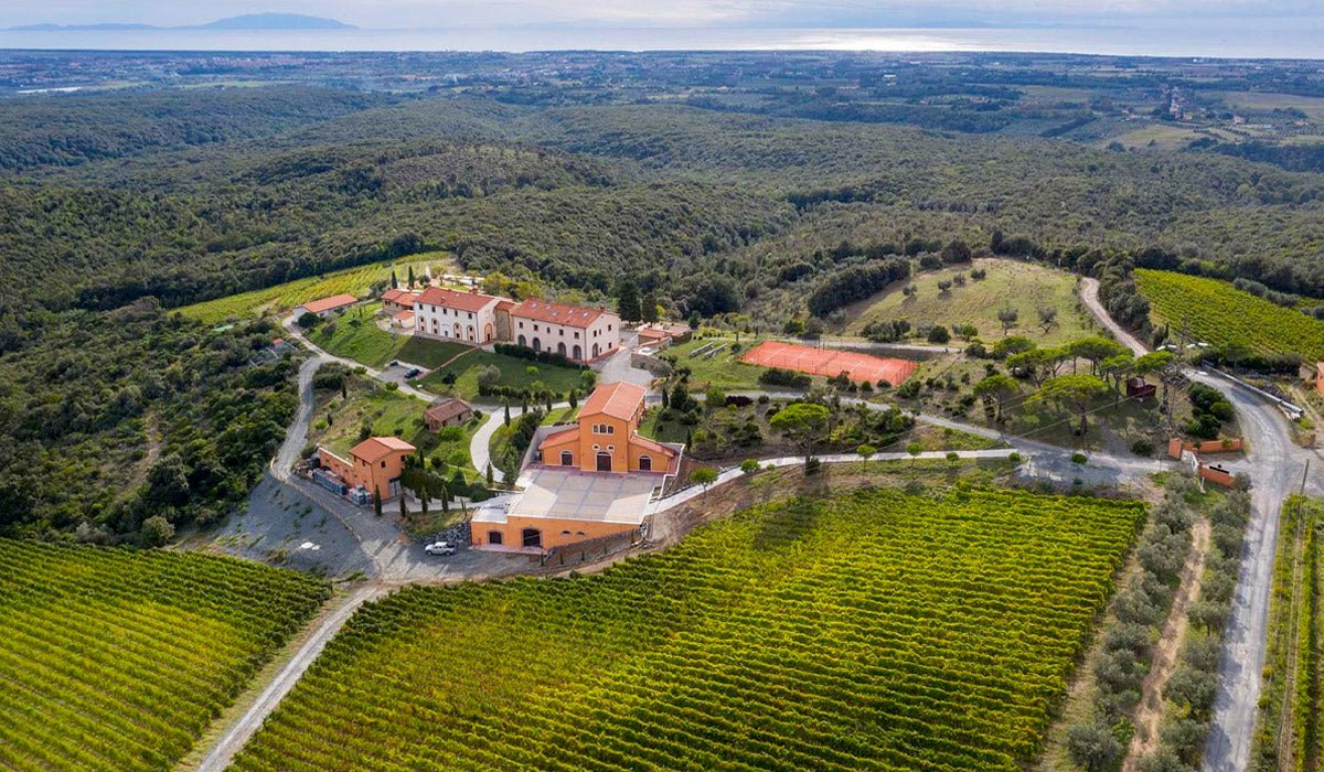 Luftfoto af Pakravan-Papis gård i det nordlige Maremma med kysten mod Elba i horisonten