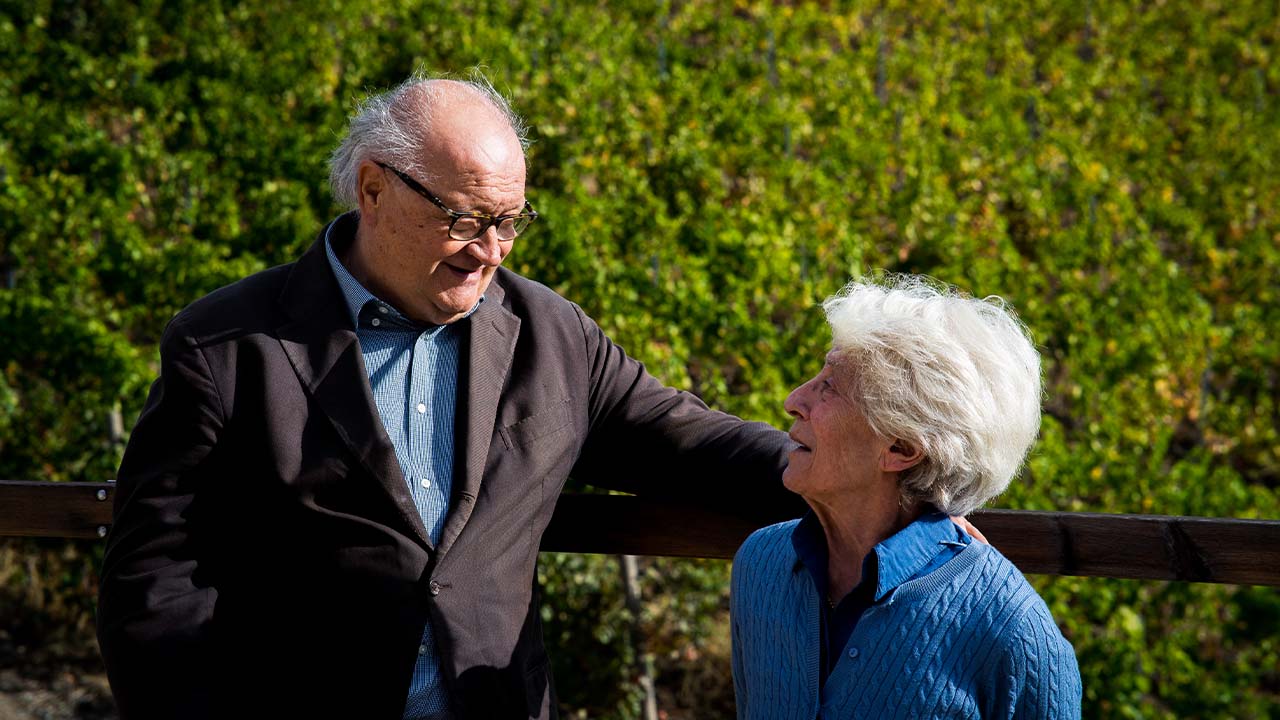 Amineh og Enzo, grundlæggerne af Pakravan-Papi, foran vinmarken